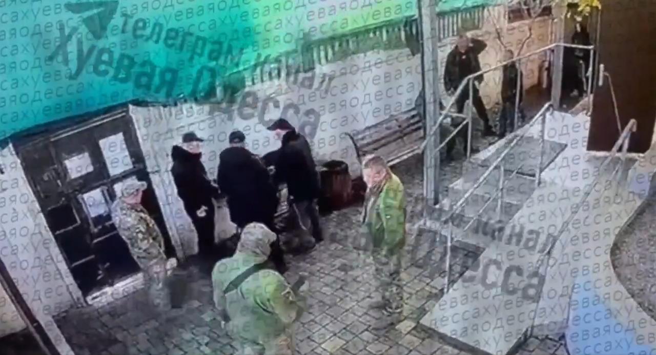 视频记录了乌克兰征兵中心(TCC)外发生的一起致命手榴弹爆炸事件。一名即将被