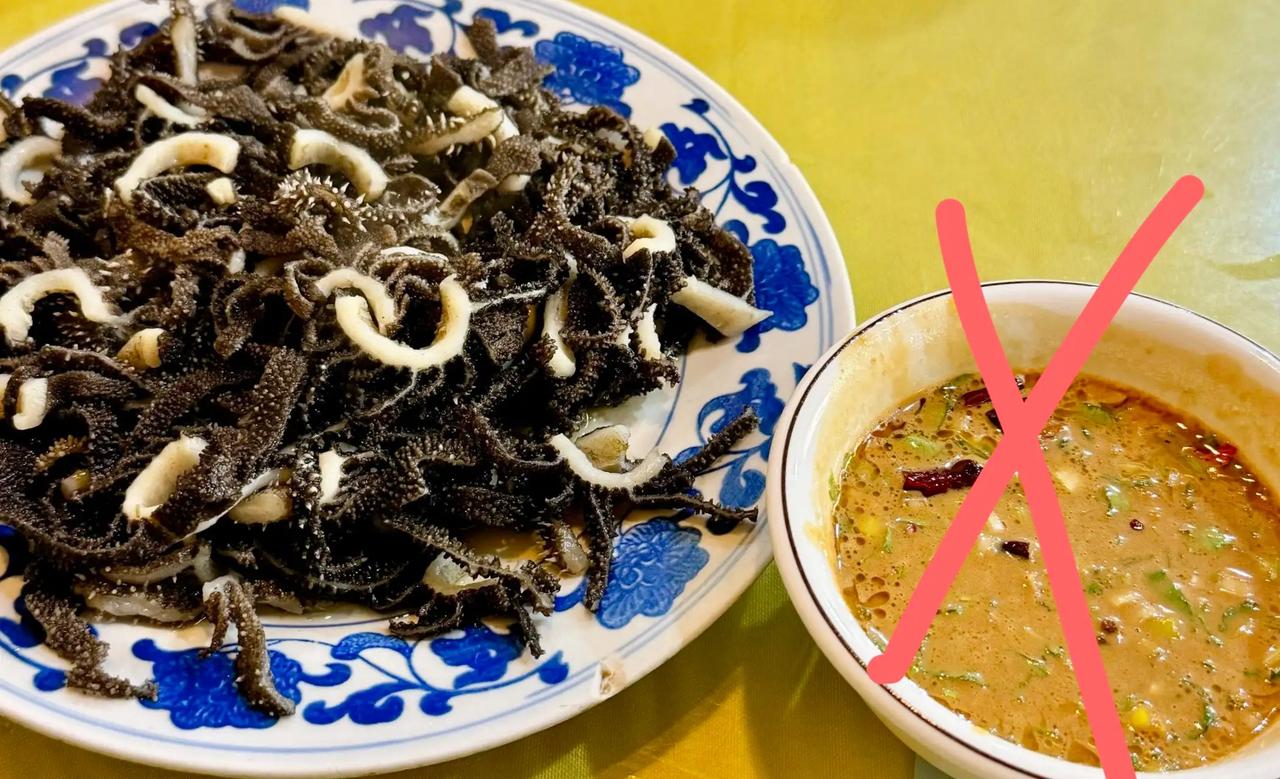 北京爆肚越来越差，跟调料碗有关，什么东西沾上麻酱沾上蒜再沾上腐乳，什么味儿都能遮
