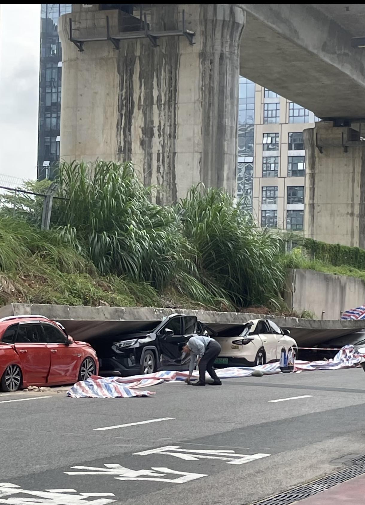 车子不立危墙之侧…请问一下，这是区内停车位收费的，该怎么向物业要赔偿？物业说墙不
