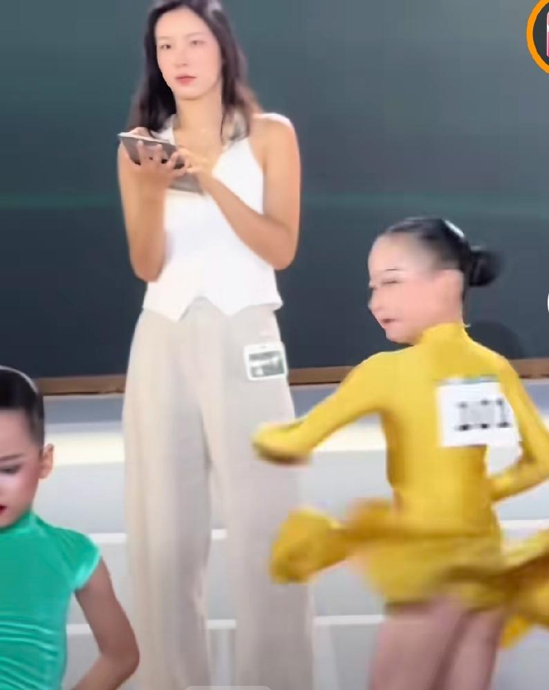 拉丁舞赛场推人女孩处罚出炉，赛事直接取消她第三名名次，同时处以一年禁赛。赛