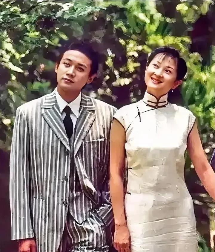 左边的是陆毅，西装革履的简直帅的不得了。而右边这位美女是谁？长相甜美，浓眉大眼，