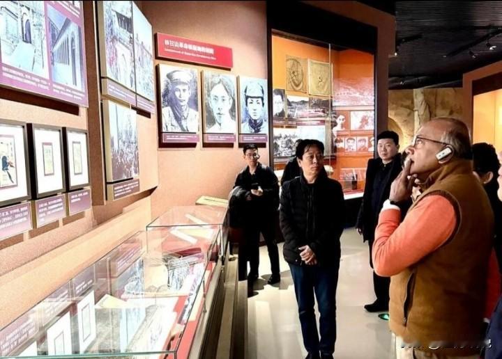 新加坡国家安全统筹部长尚穆根，最近来中国访问。他不仅去了北京的抗战纪念馆，还跑到