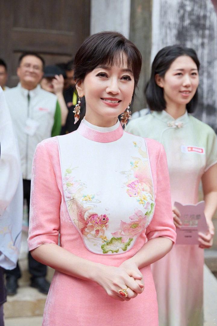 73岁赵雅芝人气赵雅芝机场人气73岁赵雅芝机场被围堵，人气依旧火爆，这才是真正