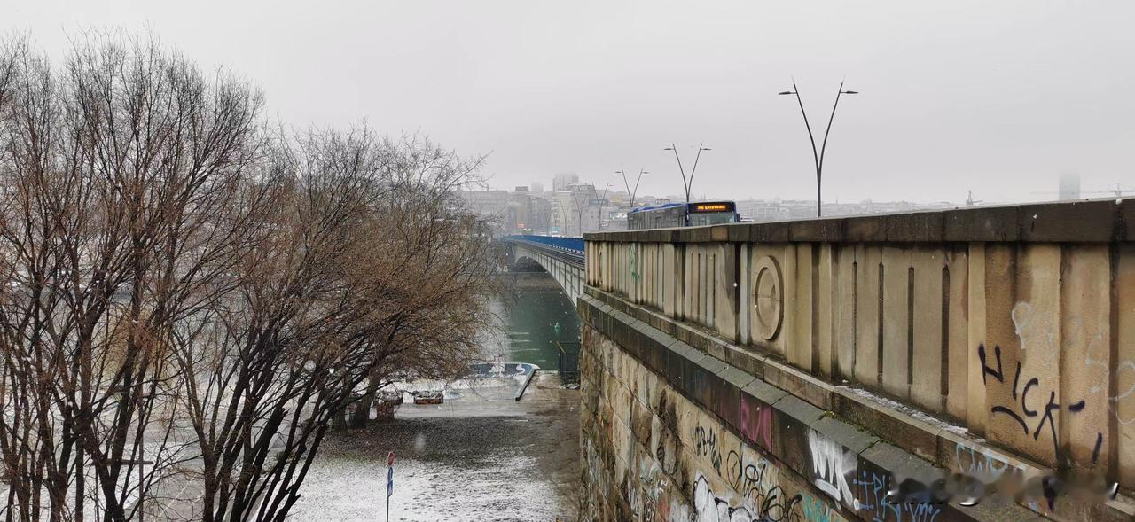 武汉地铁客流量周二保持在400万人次以上，昨日为404万多[呲牙笑][呲牙笑][呲牙