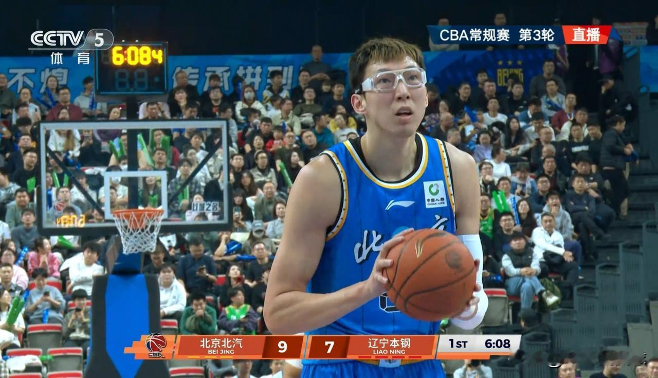 在今天进行的一场CBA焦点战中，北京北汽在主场迎战辽宁本钢，目前双方半场战罢，北