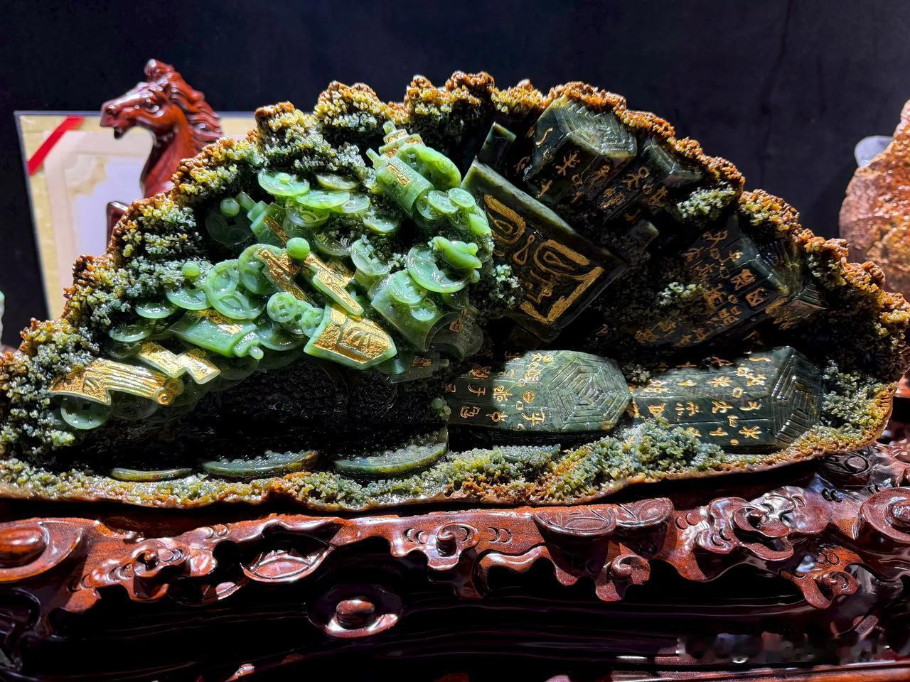 今日，与一块“富足”的石头对坐午后在友人的雅室，邂逅了这件《吉庆》玉雕。