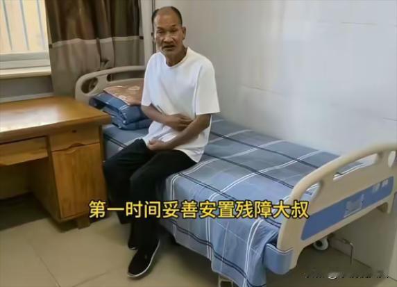扛20年水泥的大叔，已经回家了，他洗了洗澡，换了一身干净衣服，除了追责那个水