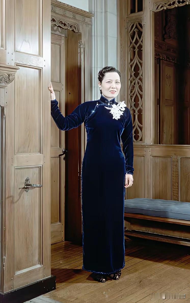 这是宋老太太在美国自己读过书的学校留下的一张照片，感觉时间应该是上个世纪40年代