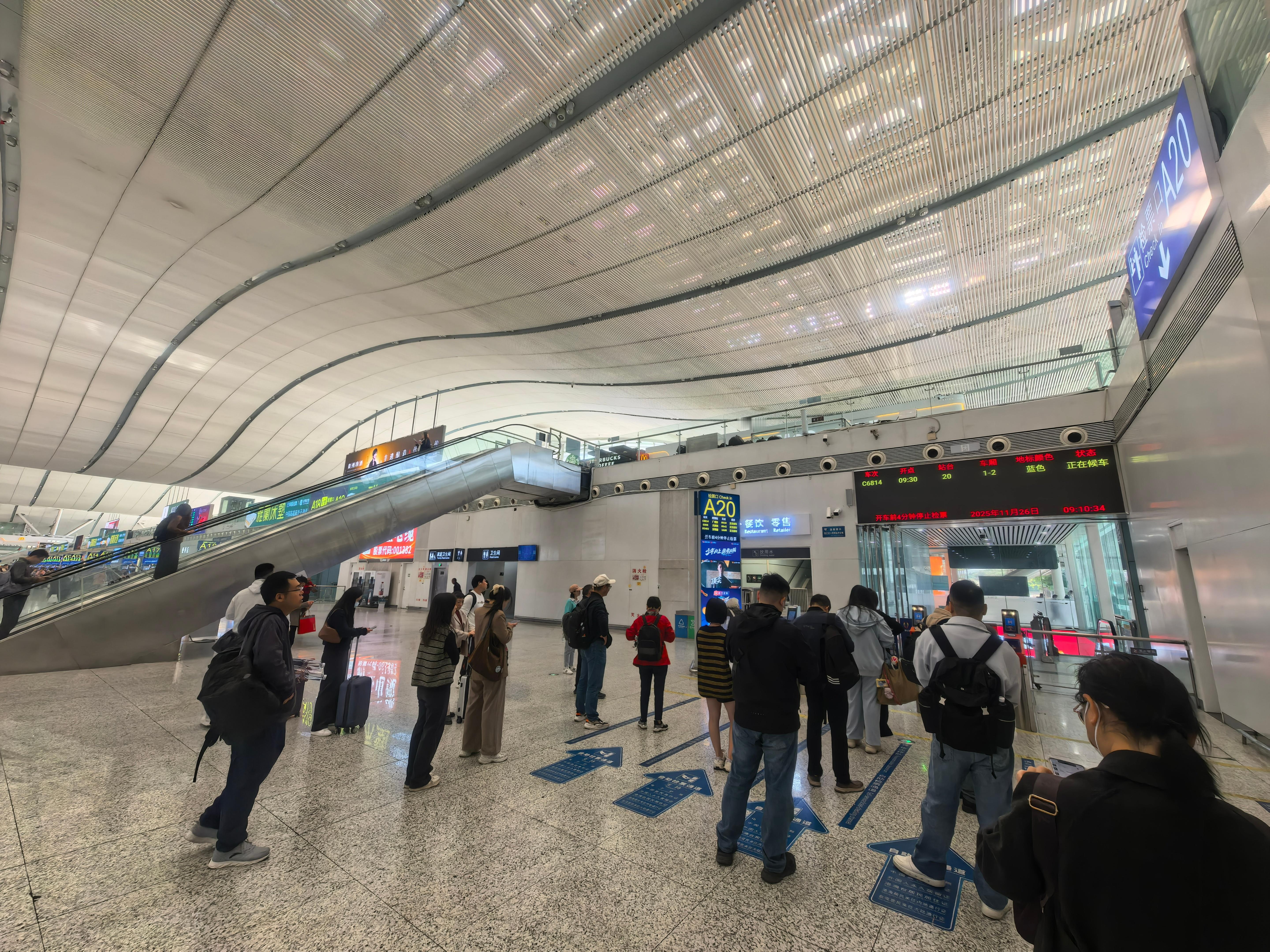 出发去广州提一台车，提示：豪华品牌、轿车、技术拉到第一梯队、价格适中、年轻人买的