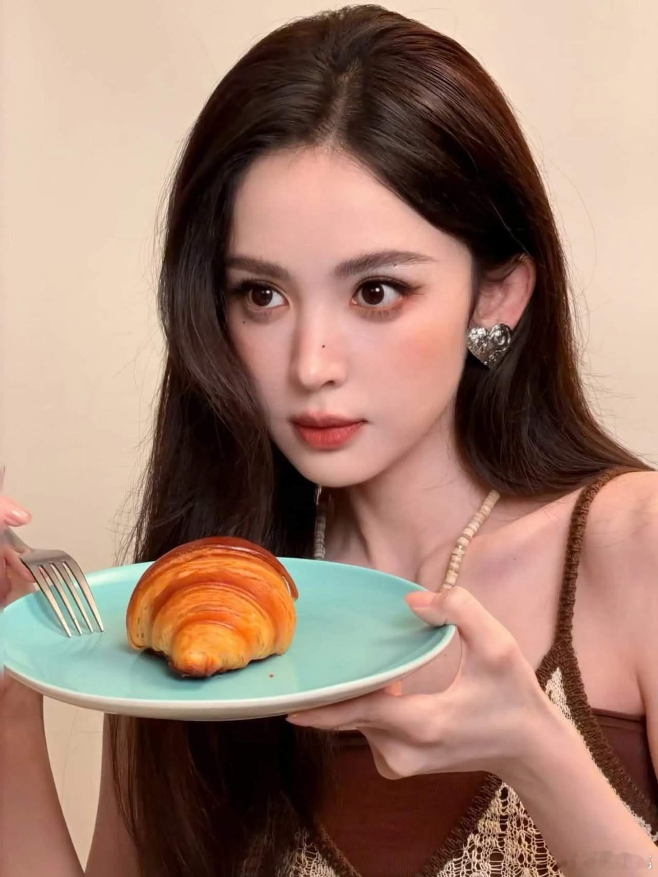 1.杨洋一直不缺现偶，但他挑本子，会拿新本子和荣耀比较，差太多就不会接。2.张子