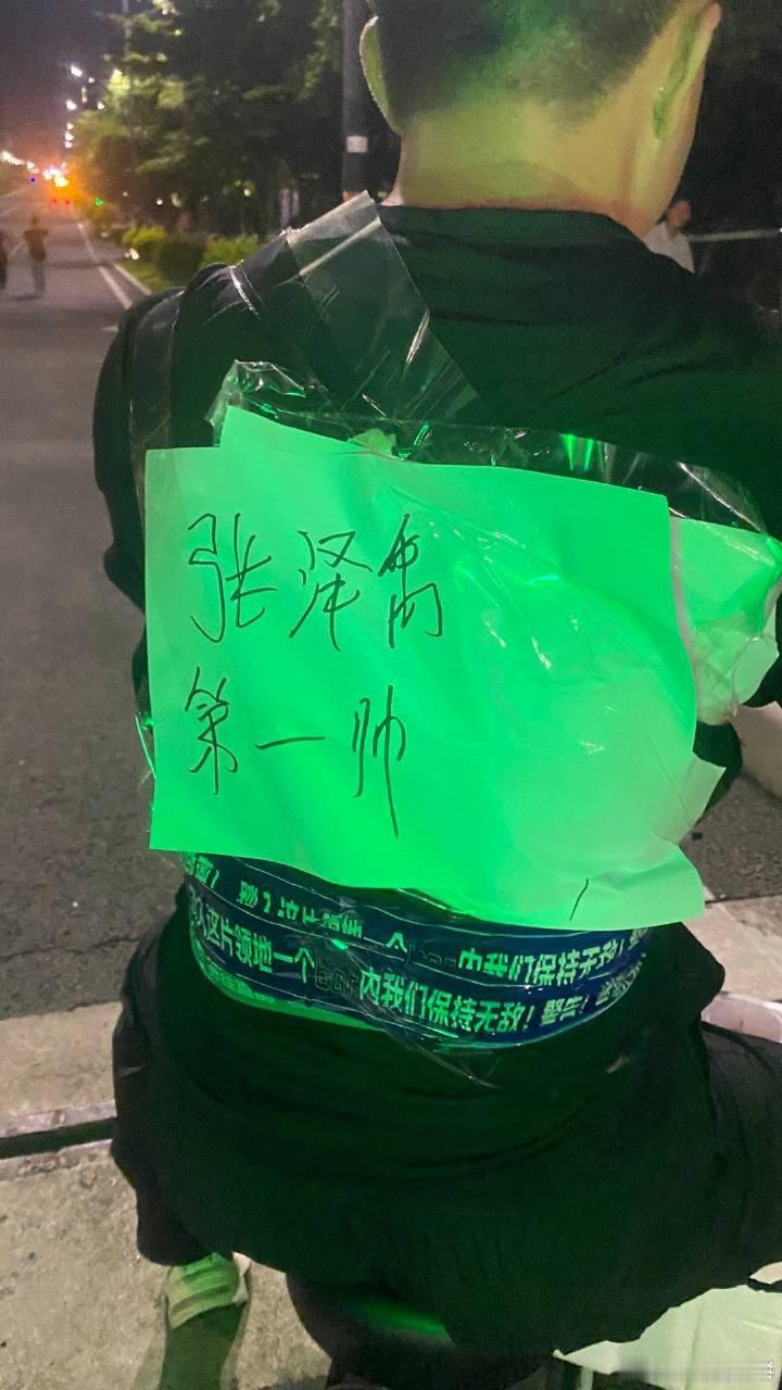 被卖西瓜的老板发现大商机了，哈哈哈哈“张泽禹第一帅”​​​