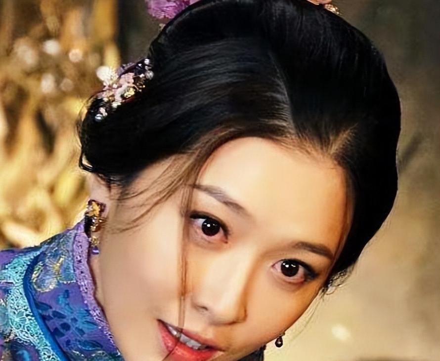 古时有个寡妇，带着儿子独自生活。明嘉靖年间的江南小镇，秋夜的风带着潮气，巧莲