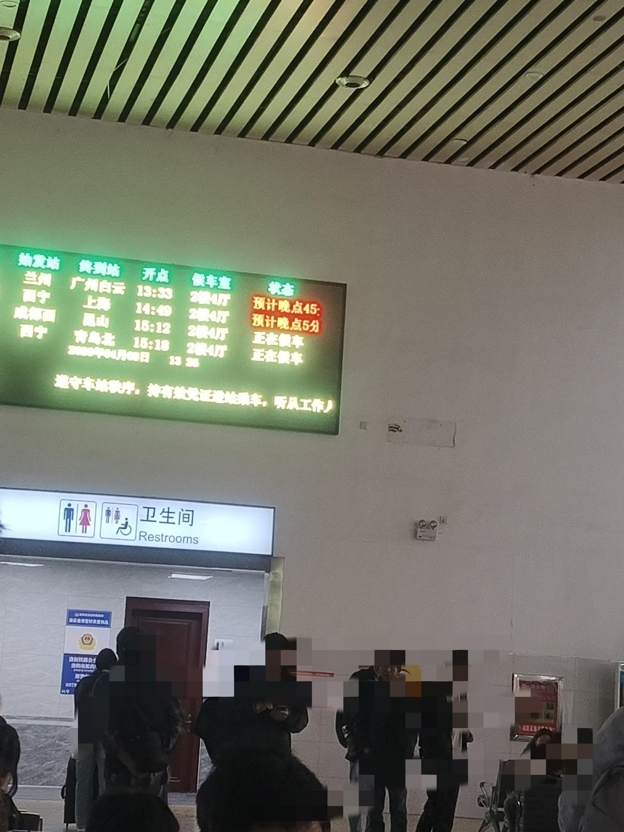 2026年4月8号坐洛阳至郑州的K228次下午1点33分的列车，工作人员正在播报