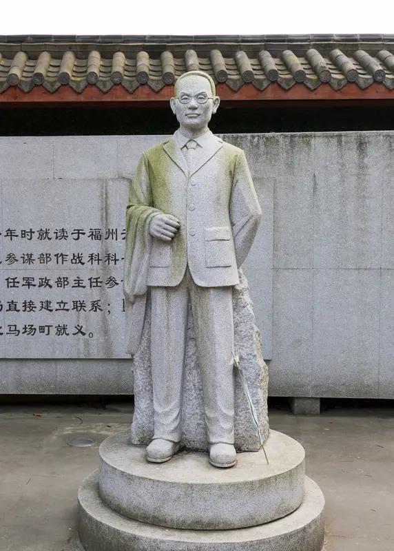 今天看到国家安全机关干警代表和《沉默的荣耀》主创团队去了北京市福田公墓，在吴石烈