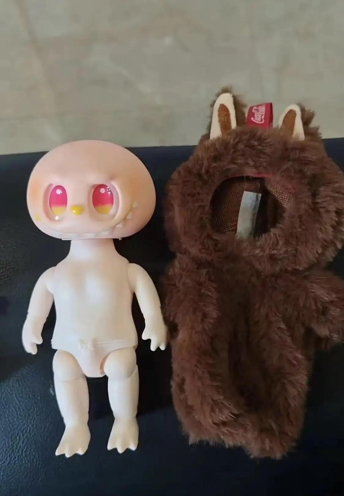 脱了衣服的Labubu竟然长这样，到底是谁在喜欢它呀？为什么那么贵，初代比金镯