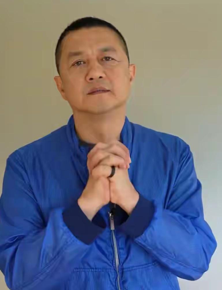 李亚鹏做啥生意都亏钱，刚收到地铁女孩捐赠的10万块嫣然基金，他转头又回赠了20万