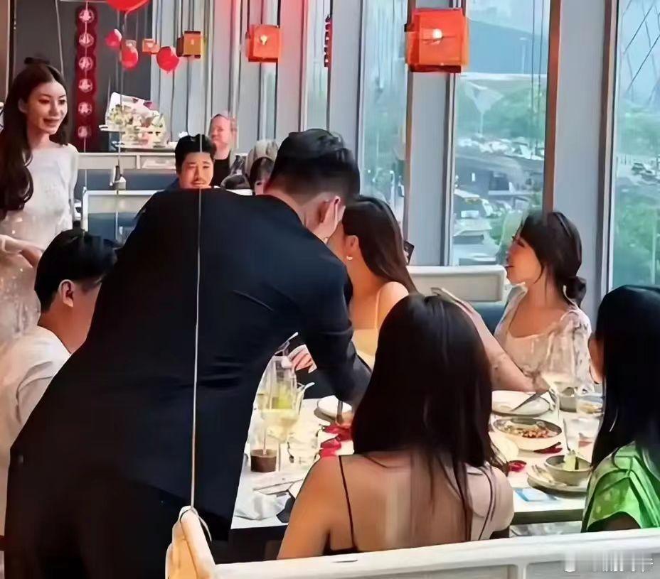 汪小菲马筱梅婚礼前招待宾客：窗户上贴大喜字，餐桌撒满玫瑰花！​​​