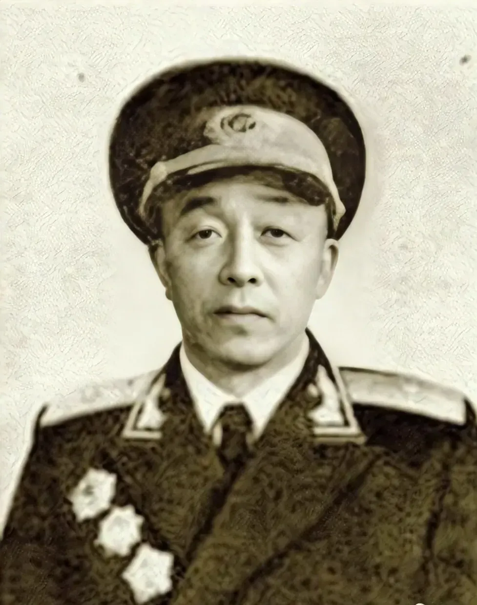 1937年，王主任做了一把假枪前往山下一地主家。王主任说：缴枪不杀。地主也被这一