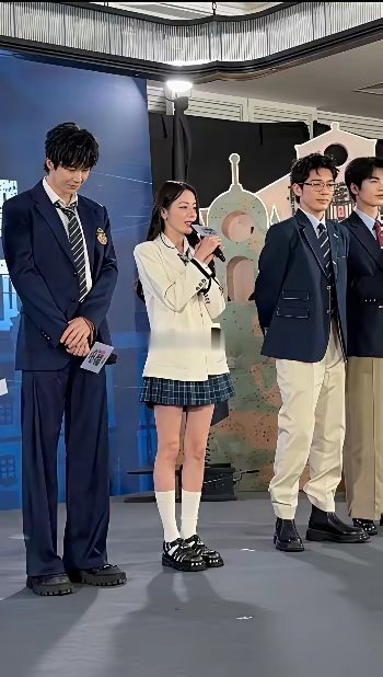 别再吹“最萌身高差”了，1米9的刘宇宁身边，迪丽热巴只用一双矮跟鞋，就扯下了赵露