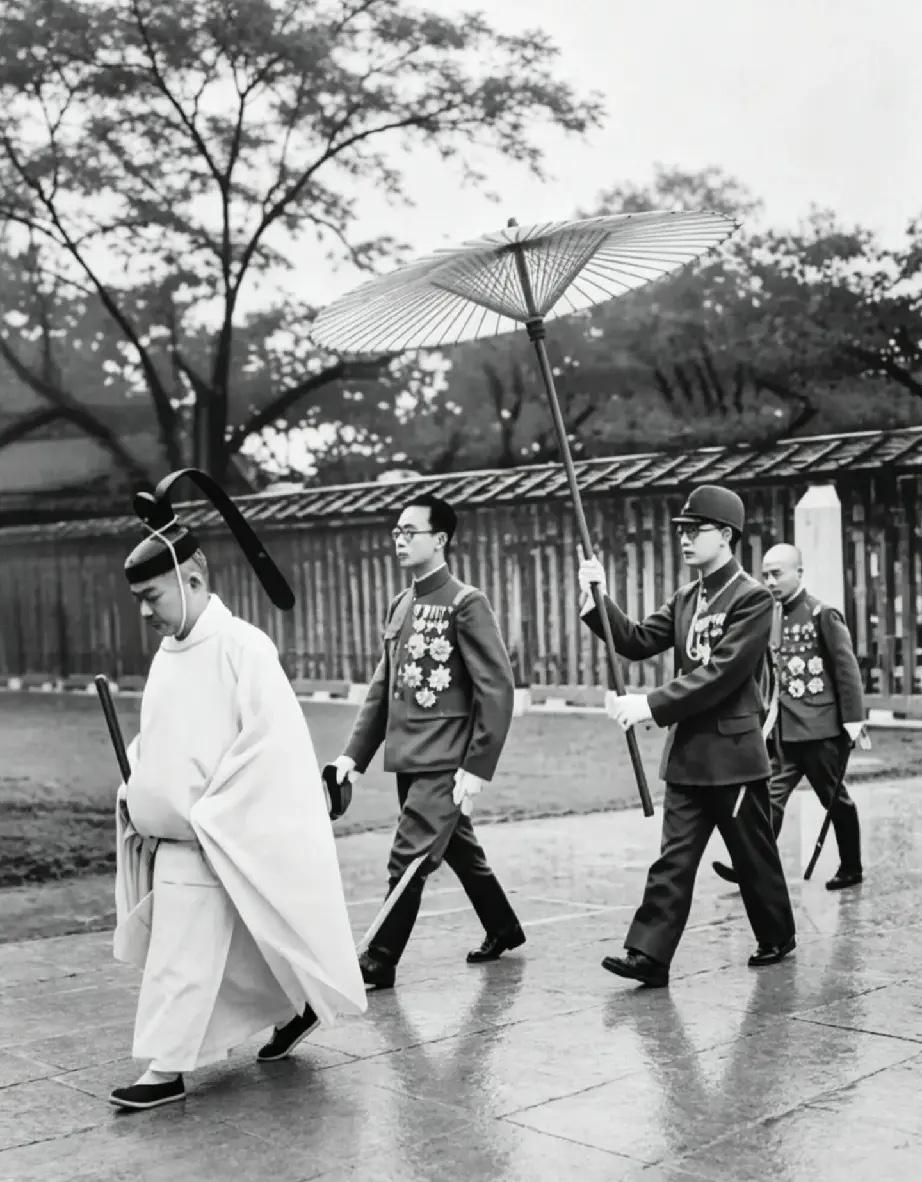 1935年，“傀儡”溥仪在东京参拜明治神宫时的一幕，镜头中他穿着一身“伪满”军服
