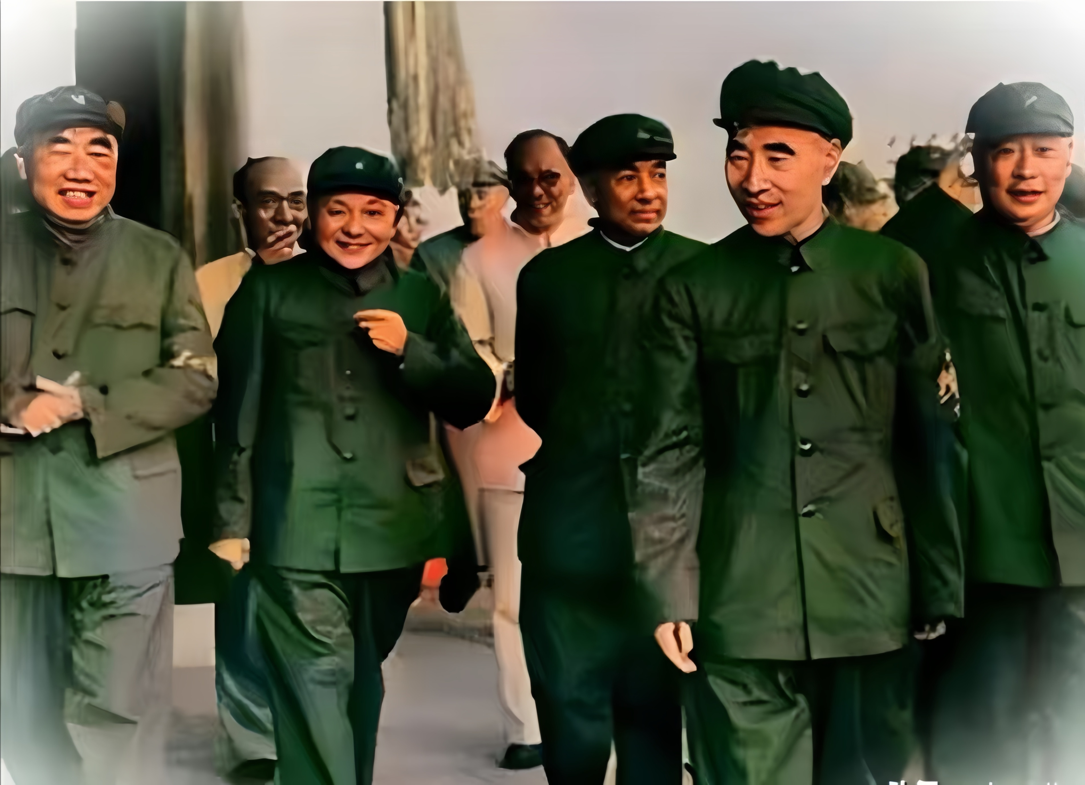 红军时期，邓小平调到红一军团当政治部主任，林彪是红一军团长。那个时候，邓小平是林