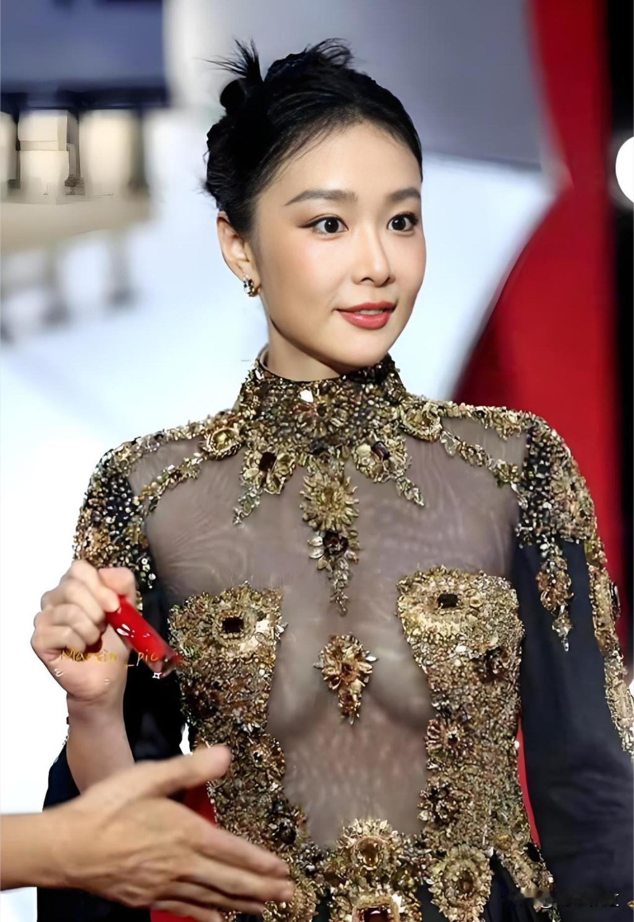 高叶参加上海线下活动时，身边一身镂空透视礼服引起热议。这种高级感，貌似老百姓还有