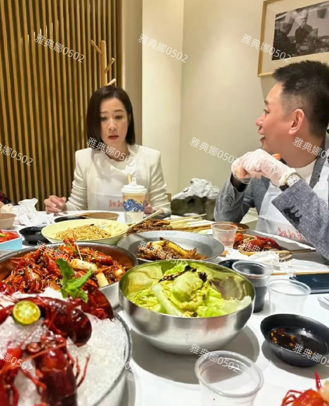 佘诗曼收工后与工作人员一起吃小龙虾，她是怎么做到不节食身材还保持那么好的？快5