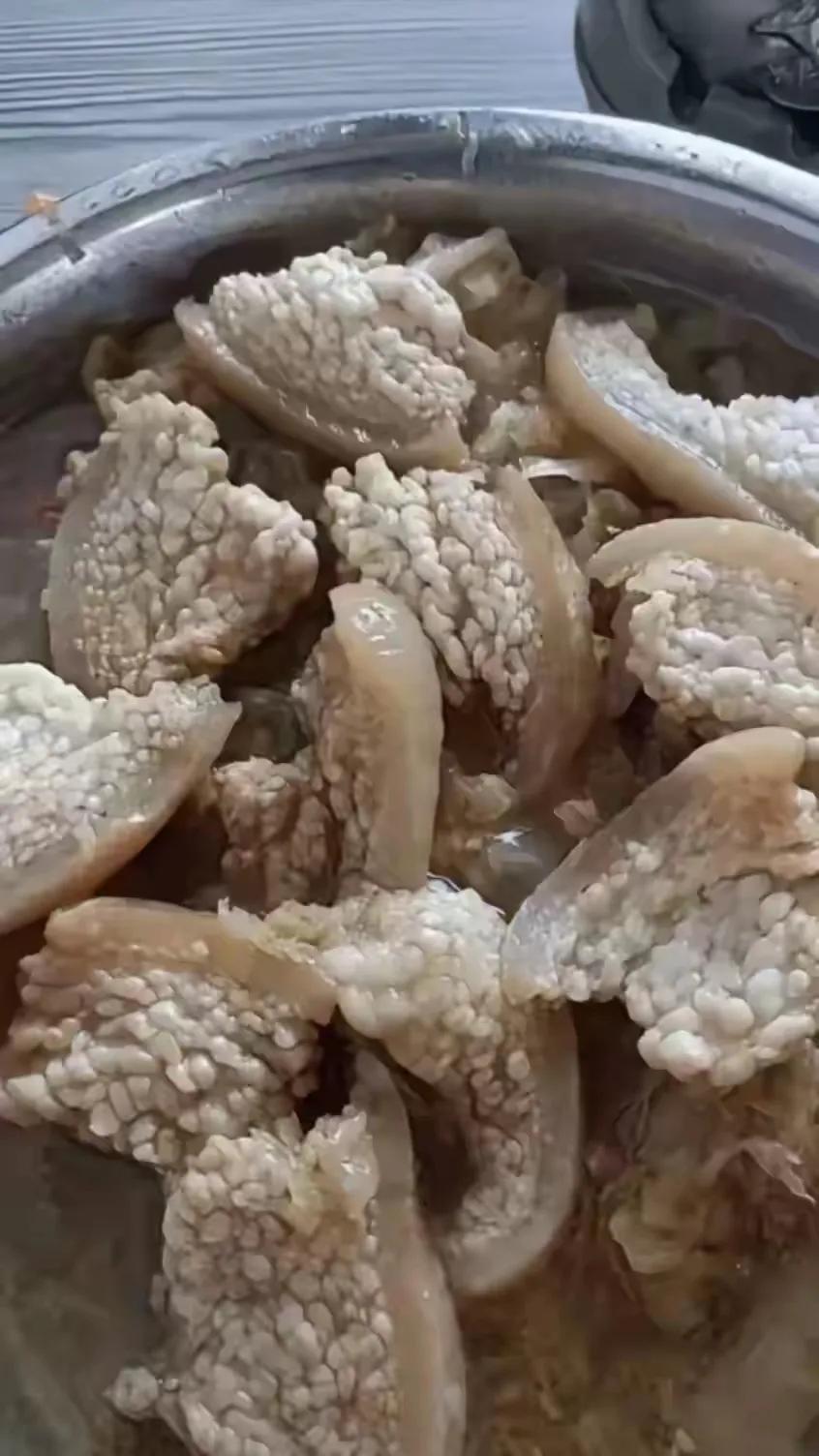 有人说，这是病猪肉。也有人说，这是老母猪肉。可我认为，这肯定是有病的猪肉。当