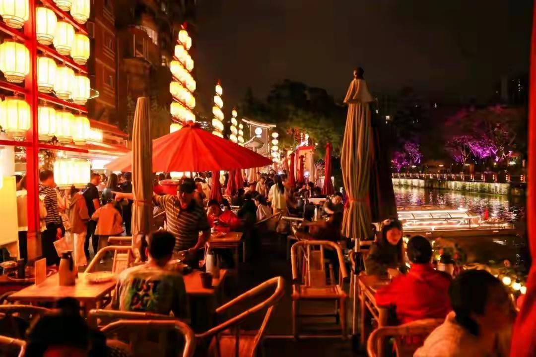 成都跨年，到底谁在偷偷“封神”？——一份把凌晨3点也安排明白的成都跨年暗黑攻