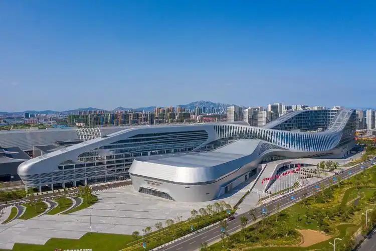 胶南楼市，很有意思。十年前，沿着滨海大道，都快到古镇口了，大片土地，进入开发期。