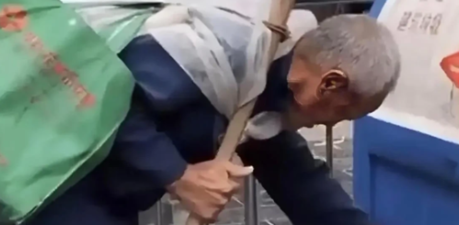 浙江1拾荒老人被工地老板收留6年，老人被家人接走时，工地老板林有威突然拦住准备离