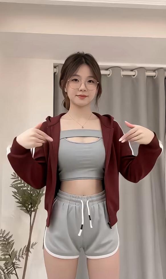 女小姑娘在家试穿新买的衣服。