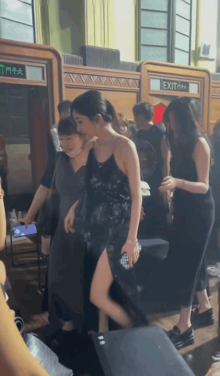 杨幂的体态问题又被网友发现了！侧面看脖子前倾确实明显，走路时整个人往前倾的样子。