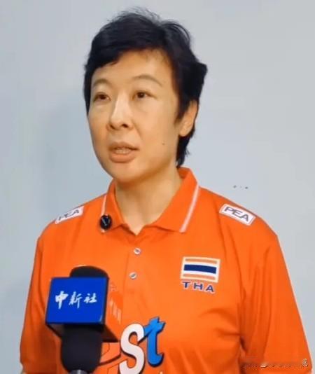 同样都是跑到国外任职的运动员冯坤跟张本宇还是不一样的。冯坤之所以跑到泰国