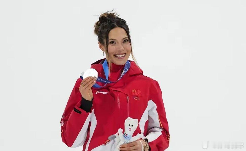 谷爱凌大跳台银牌谷爱凌获得自由式滑雪女子大跳台银牌，不吐不快的三个事实：第一个事