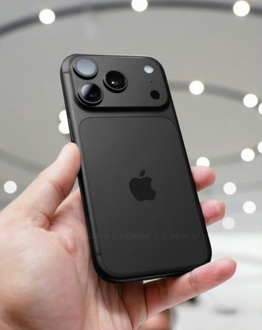 说实话，不太喜欢iPhone17这一代的外观设计，看到很多人说黑色版iPhone