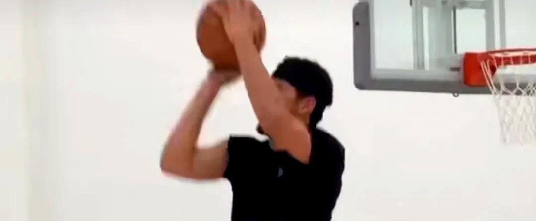 太阳差点把未来白送灰熊灰熊经理提前开香槟，以为能白捡前五顺位。2023年