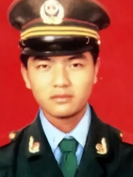 1992年，一武警战士独自押送四名不法分子回中队，突然，一个歹徒冲上来死死的抱住