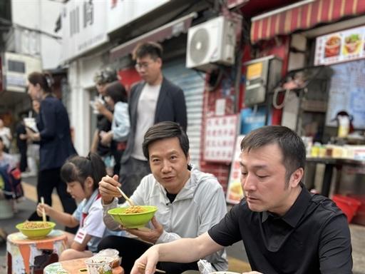 大家发现了吗？雷军越来越不对劲了。他都已经57岁了，按理说这个年纪了，又是身价不