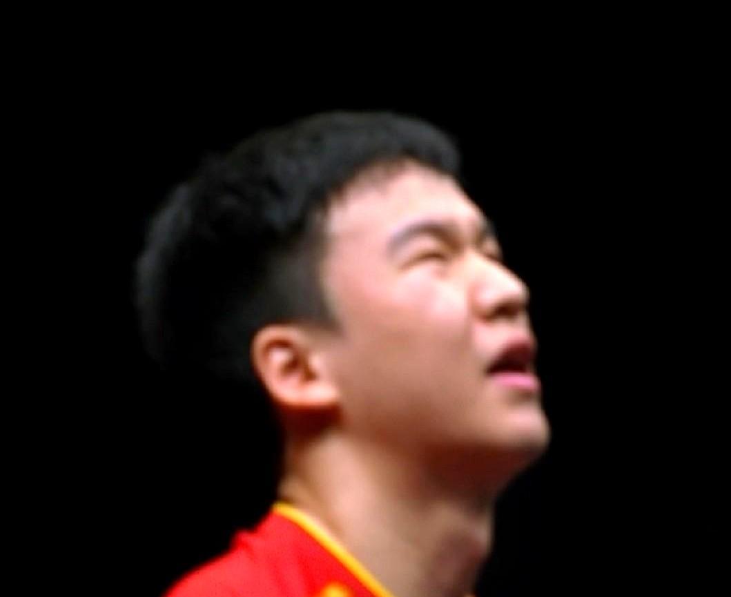 看乒乓球比赛这么多年。第一次见到这样的场面。选手在场上快把球拍捏碎了，教练