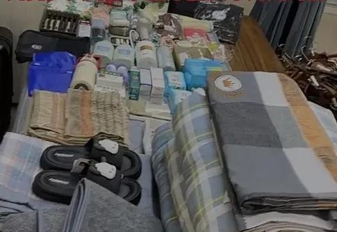 全国高校开学在即，不少新生家长正忙着为孩子收拾行囊。家长说，孩子从小到大就没离