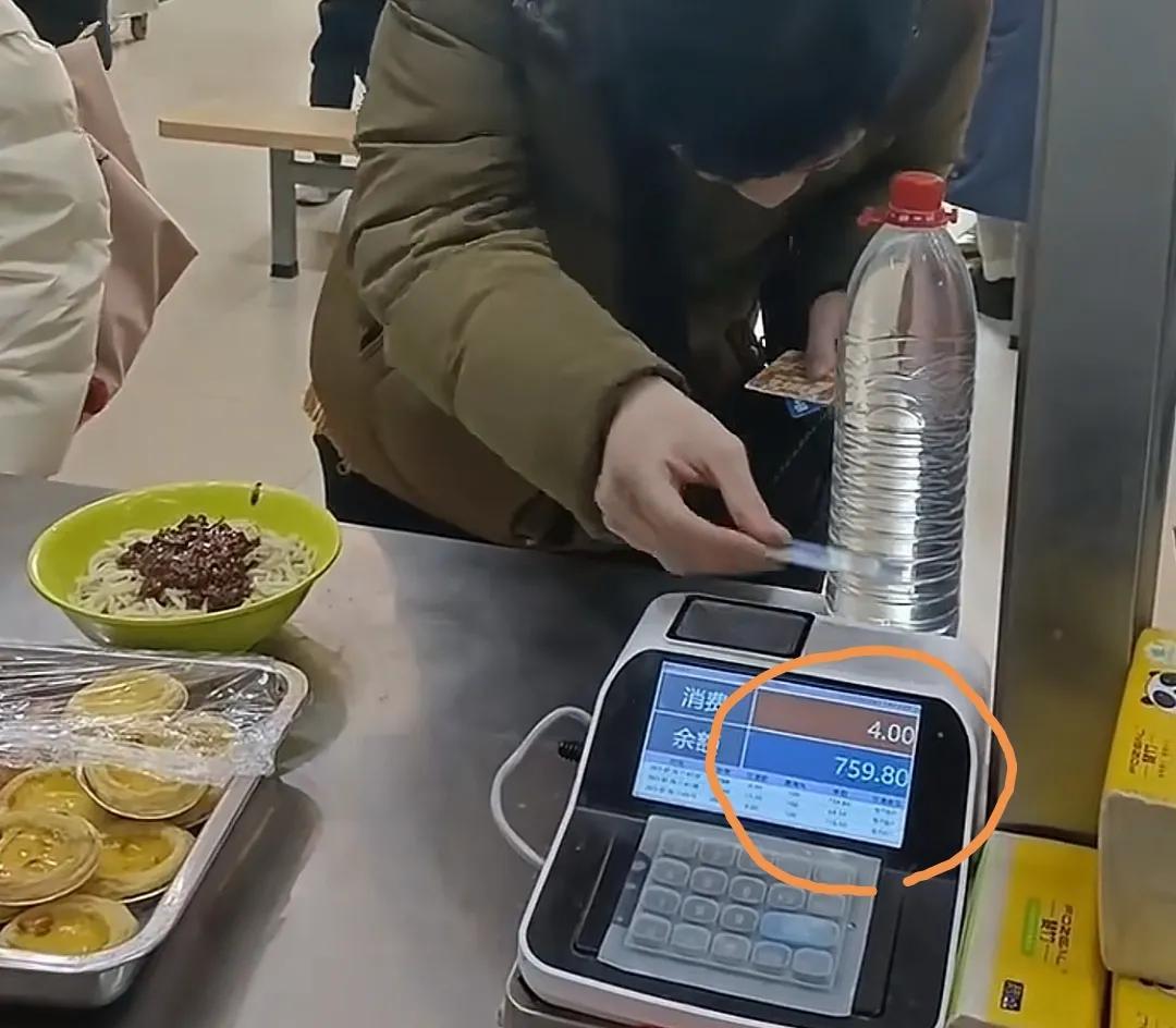 韦东奕一顿饭居然才4块钱，看看他选的菜，从来没有什么大鱼大肉，没有排骨没有虾，只