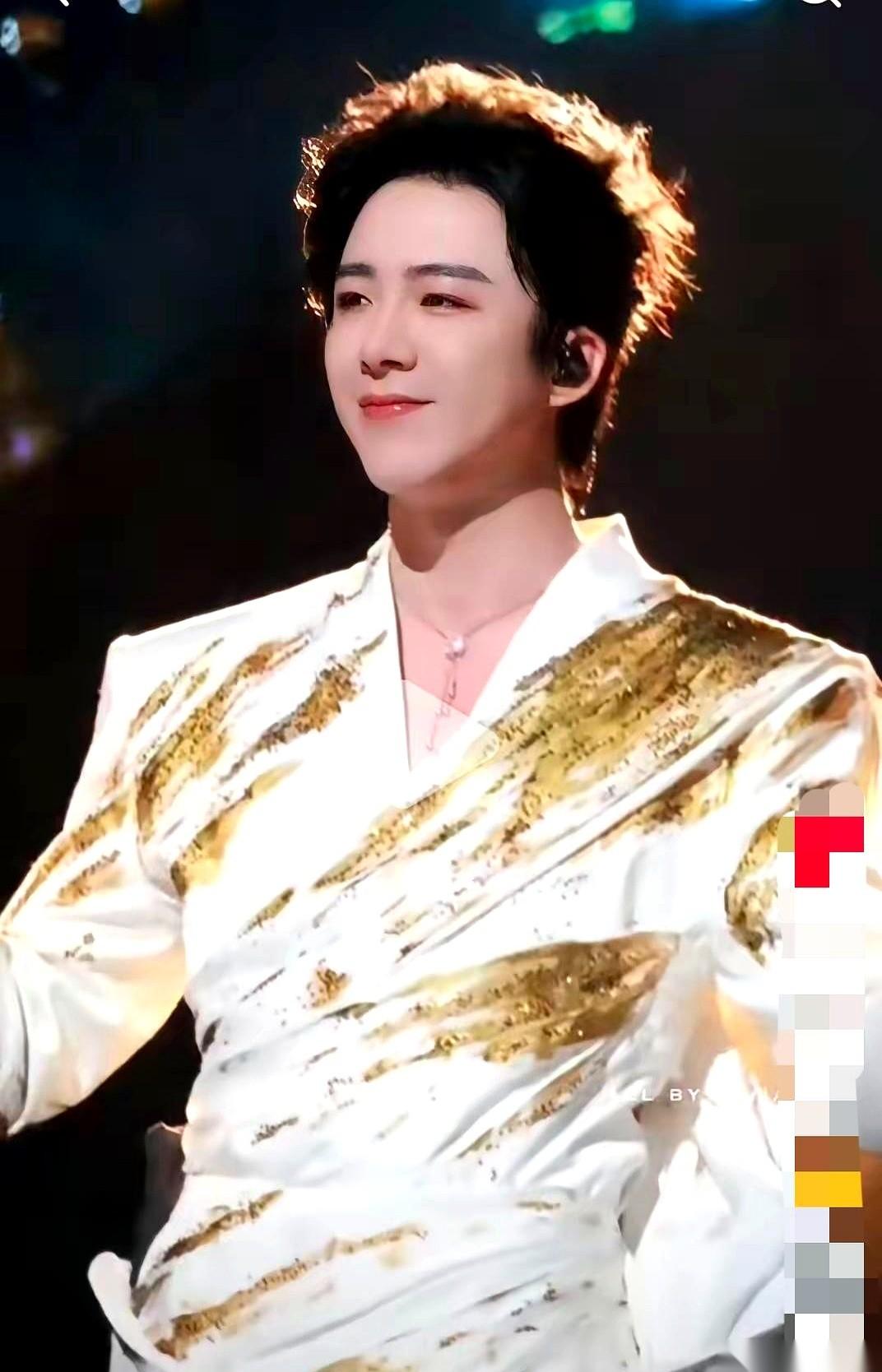 江苏卫视跨年，刘宇宁一开口，我差点以为音画不同步。这声音，烟熏火燎的，每个字都