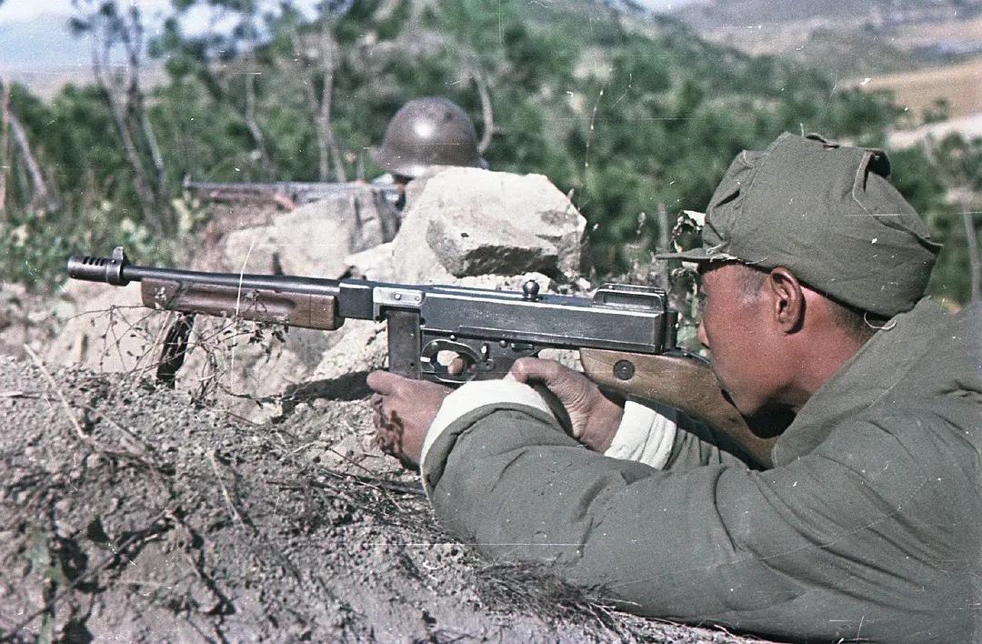 1949年，苏联摄影师弗拉迪斯拉夫·米科沙拍摄渡江战役期间的解放军战士。