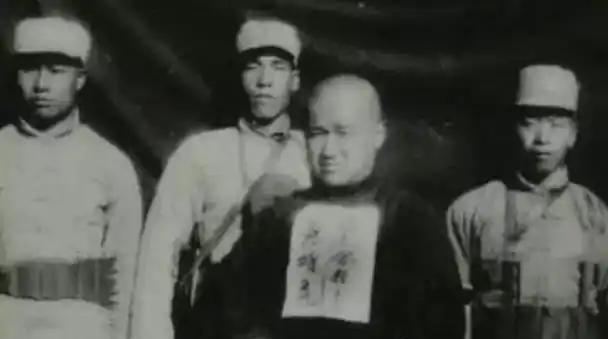 1951年，汉奸头子张百奎被枪毙，但行刑人员却没把他打死，围观群众见状，纷纷拿出
