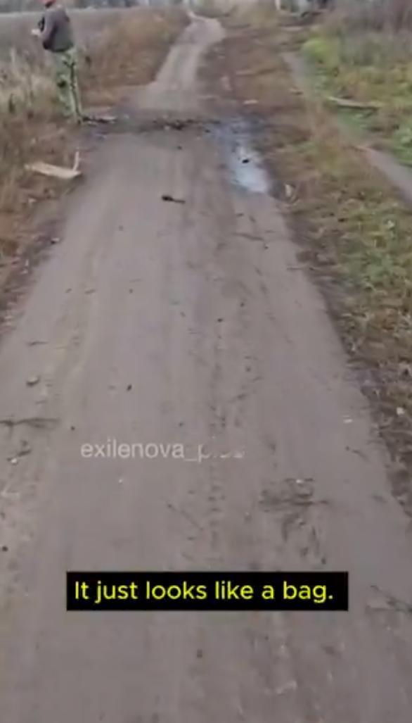 一名绰号“滑稽”的俄罗斯士兵故意驾驶摩托车碾过顿涅茨克州特罗伊茨科耶附近路边一个