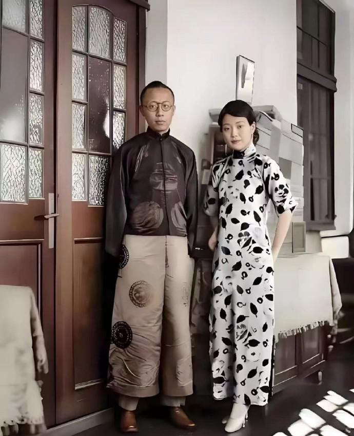 这是末代皇帝溥仪与末代皇后婉容1922年在天津合影，当时溥仪已经退位，刚学会拍照
