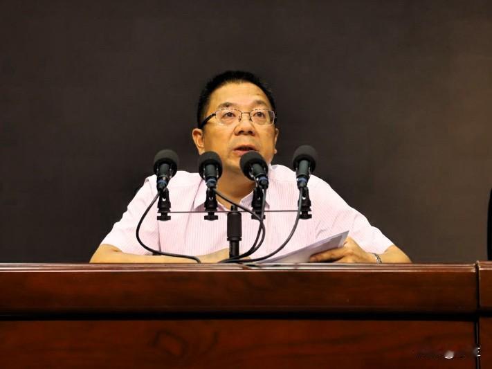 今天湖北的杨爱民上了热搜，他长期在职业教育领域工作，在湘北职业中专任职多年，