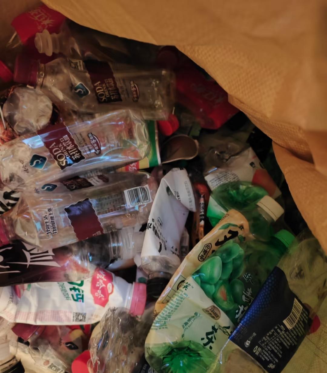 新来一个月不到的清洁工私自去外面收废品店卖空饮水瓶，一共卖了15元。这事让人事