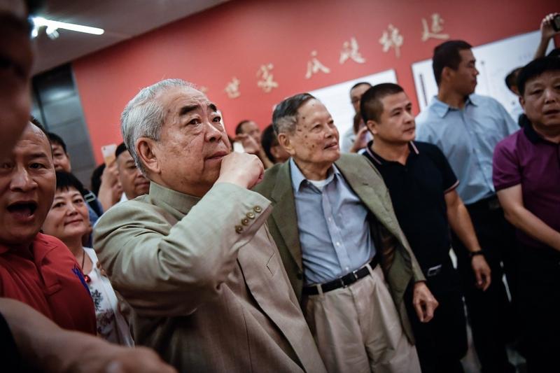 87岁的范曾最近可是话题不断。12月2日，他和妻子徐萌成立了新公司“十翼范曾（北